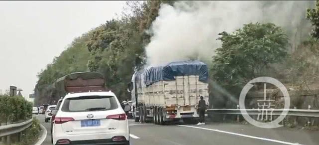 高速路上大货车自燃 过路民警徒手冲向火海