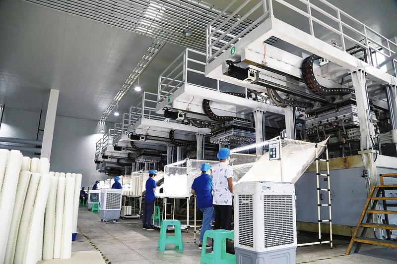 重庆植本环保科技有限公司工人在加工产品。朱书灵 摄